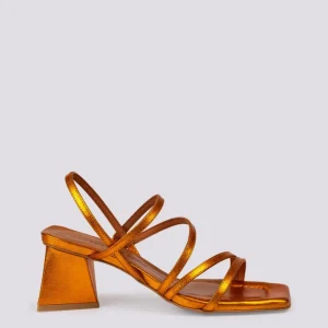 Sandalo in pelle laminata arancio con tacco optical e listini