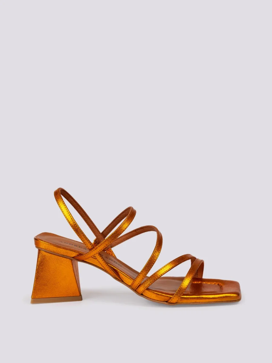 Sandalo in pelle laminata arancio con tacco optical e listini
