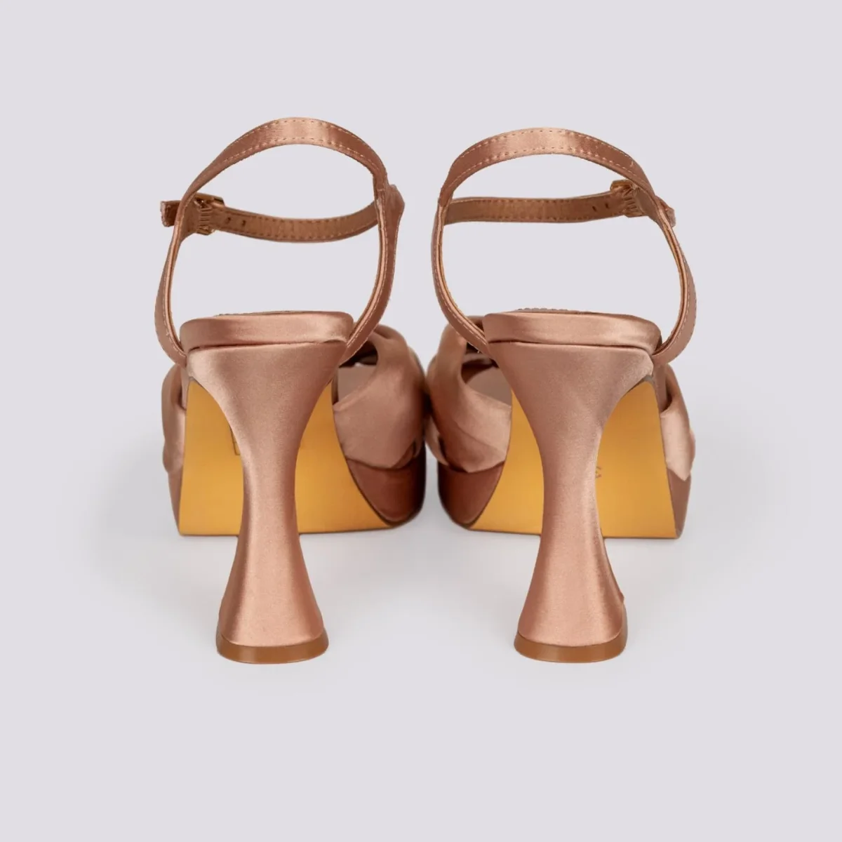 Sandalo in raso cipria con tacco alto e plateau - immagine 4