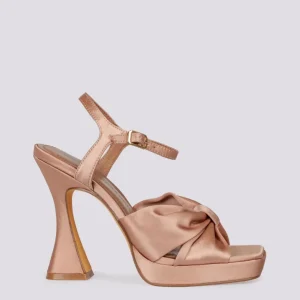 Sandalo in raso cipria con tacco alto e plateau