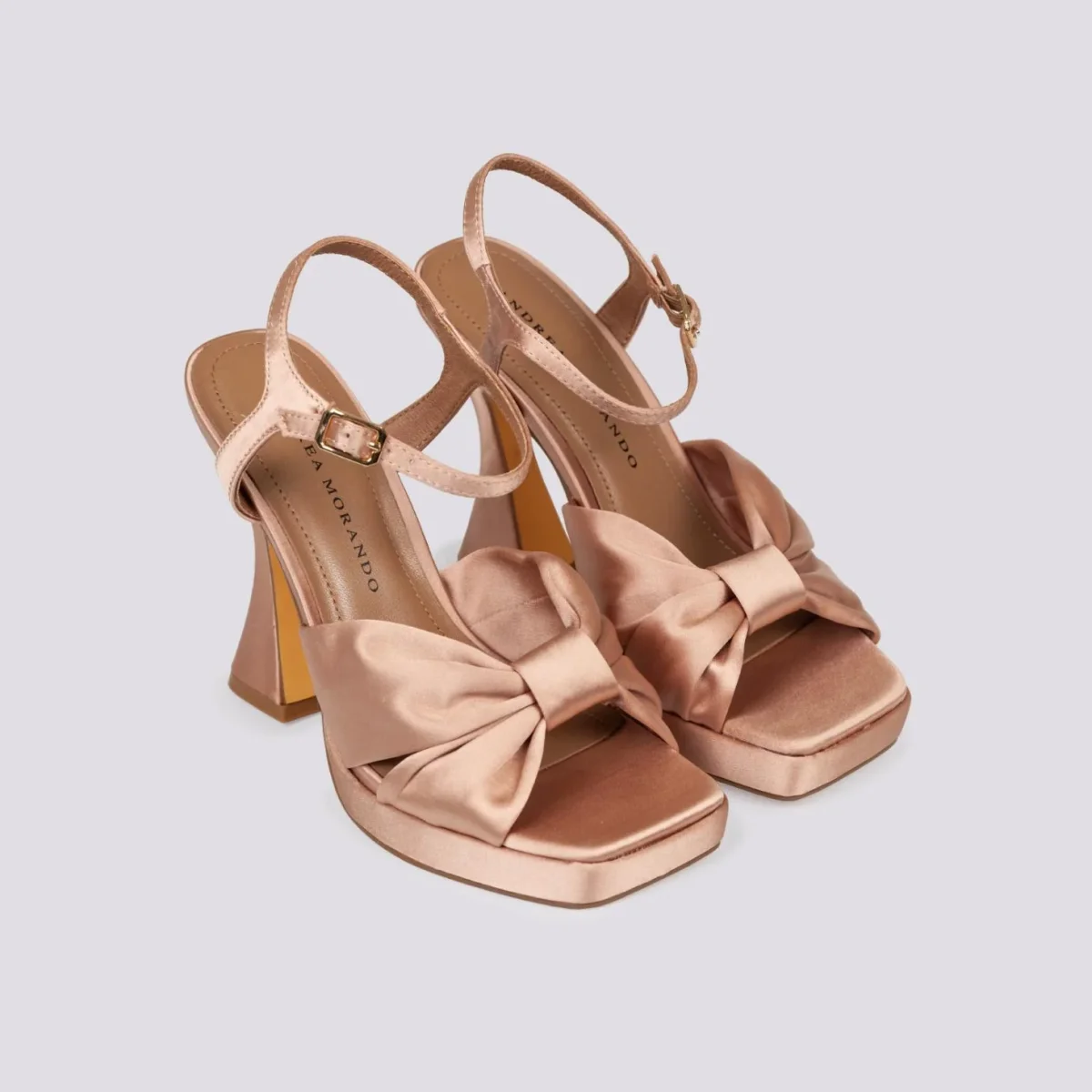Sandalo in raso cipria con tacco alto e plateau - immagine 3