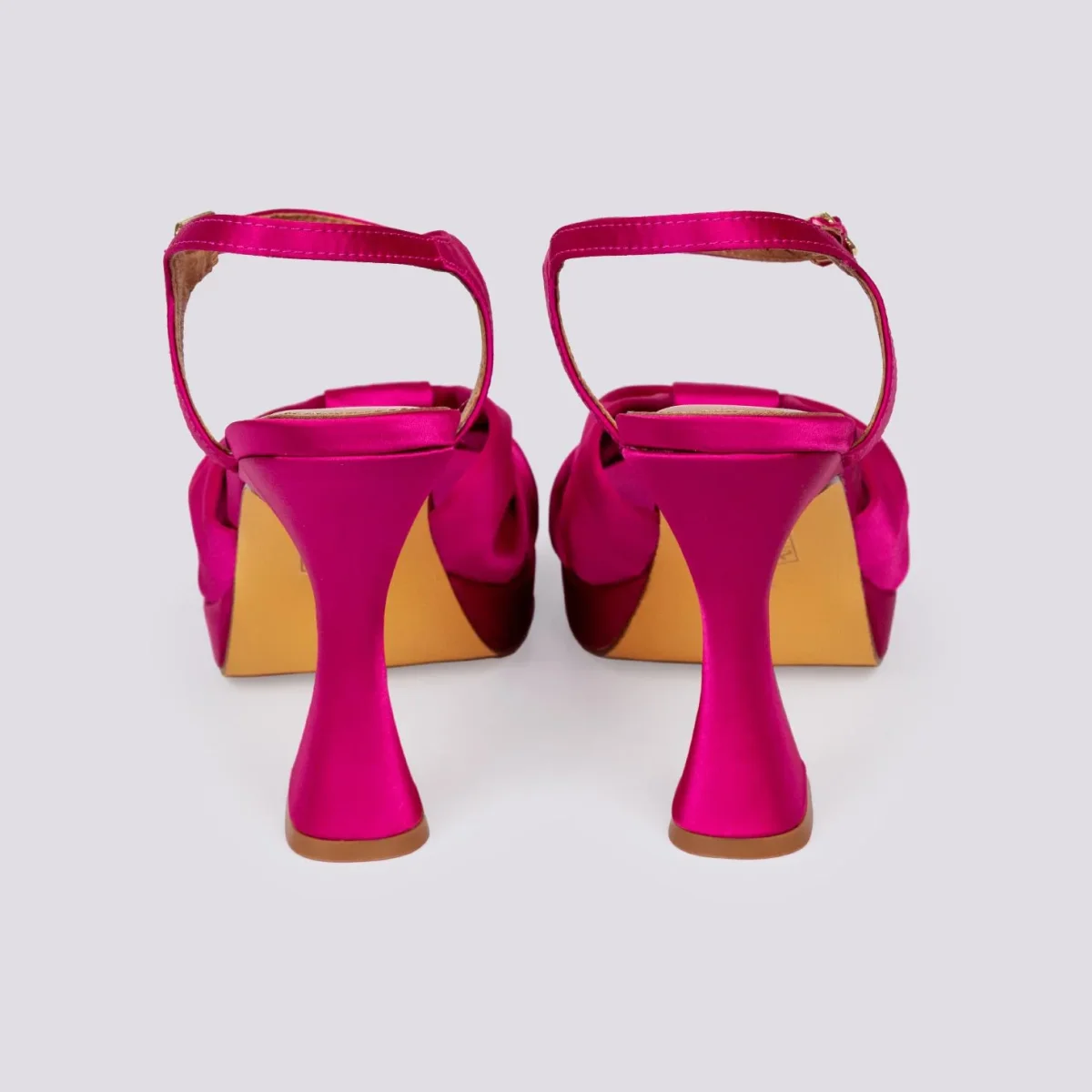 Sandalo in raso fucsia con tacco alto e plateau - immagine 4