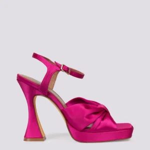 Sandalo in raso fucsia con tacco alto e plateau