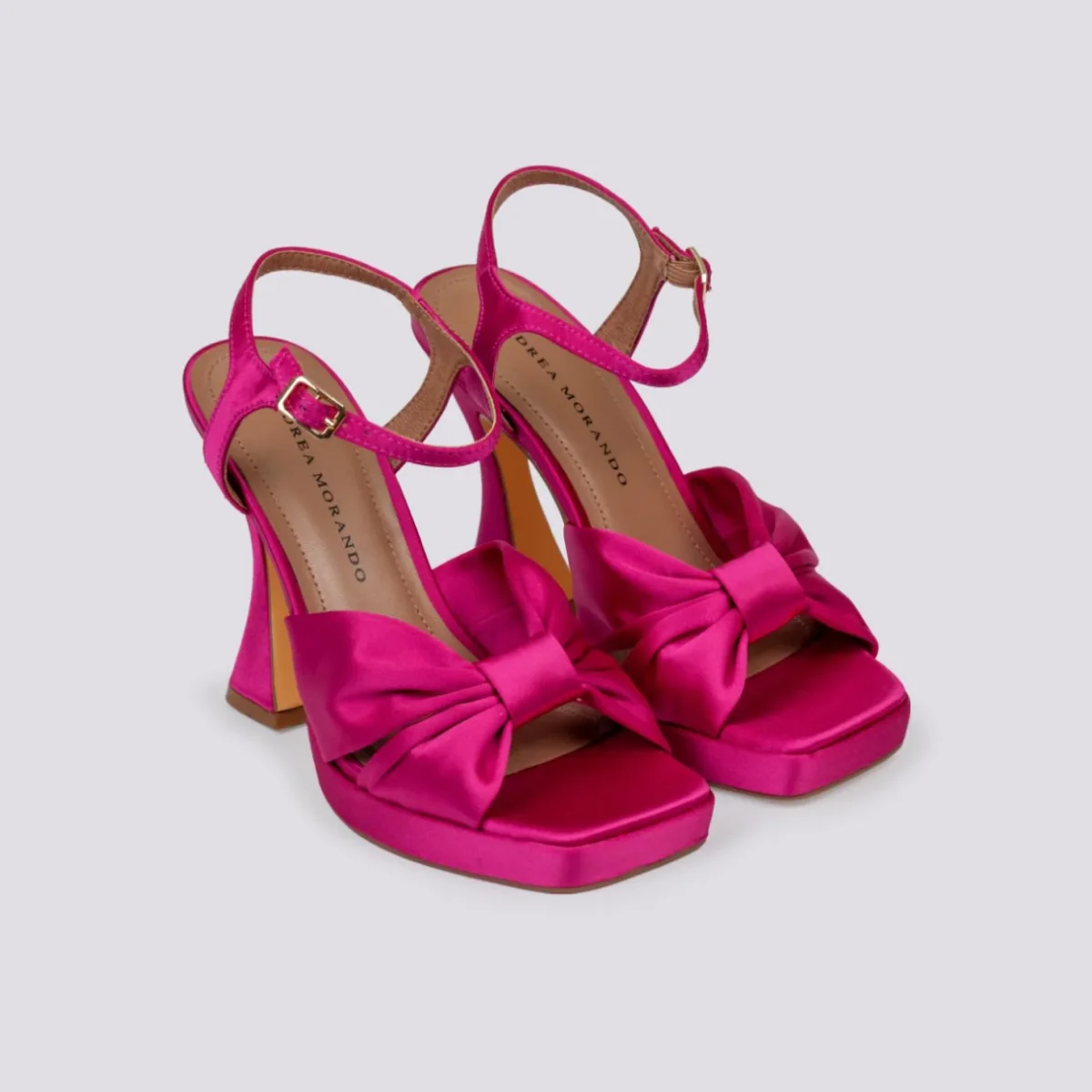 Sandalo in raso fucsia con tacco alto e plateau - immagine 3