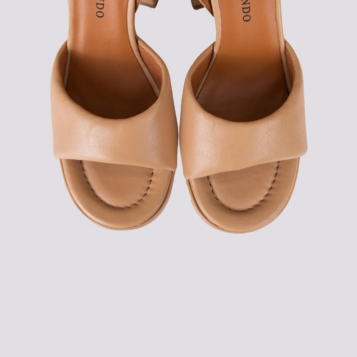 Sandalo platform in pelle beige con tacco spesso - immagine 4