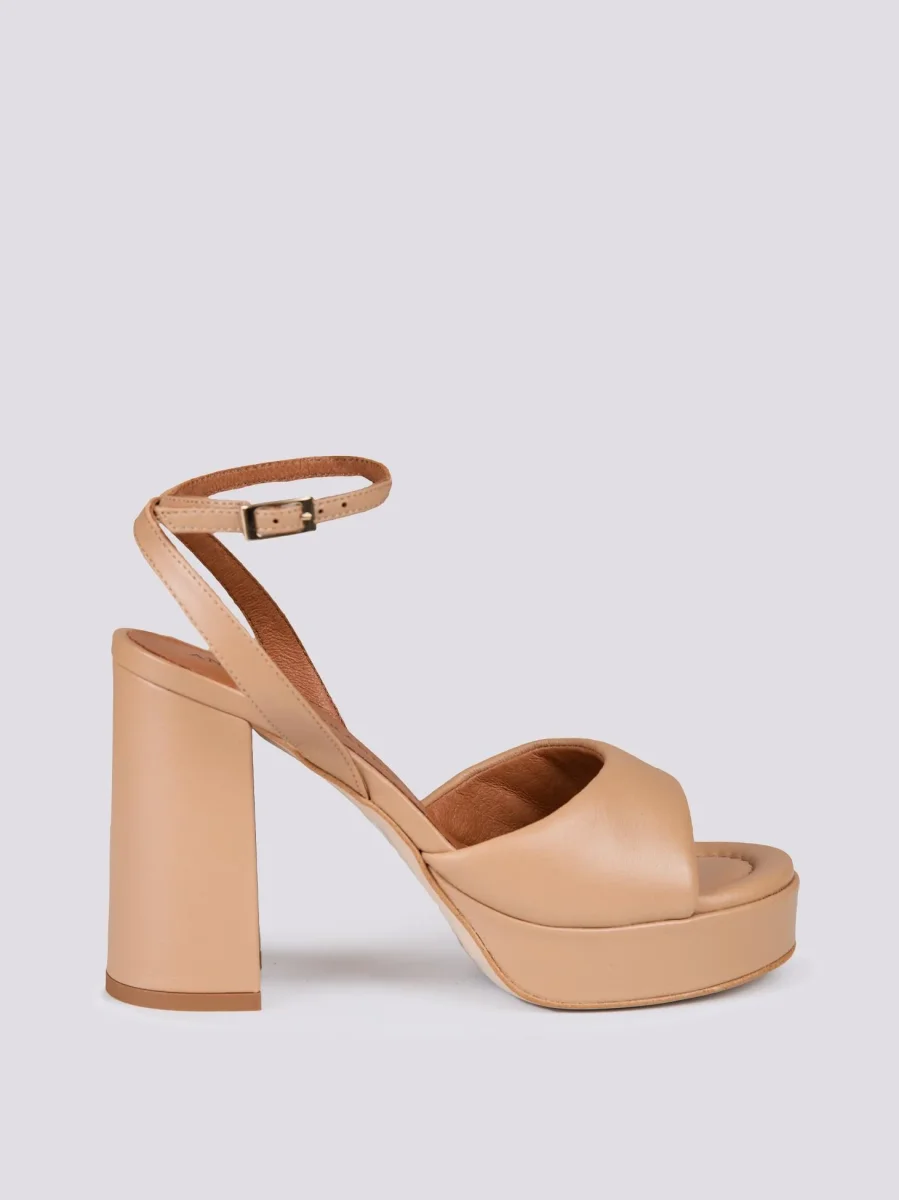 Sandalo platform in pelle beige con tacco spesso