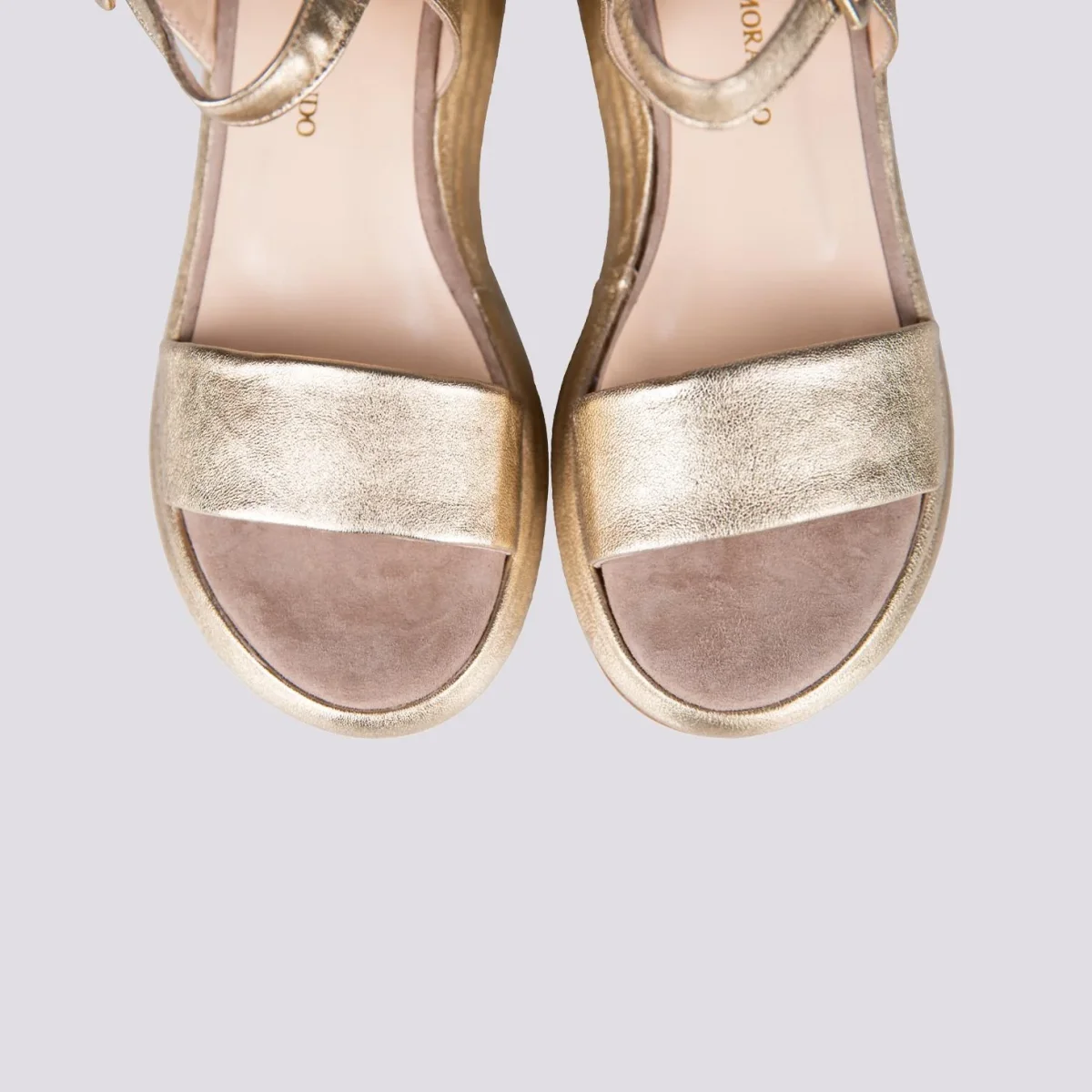 Sandalo zeppa con para in pelle laminata oro - immagine 4