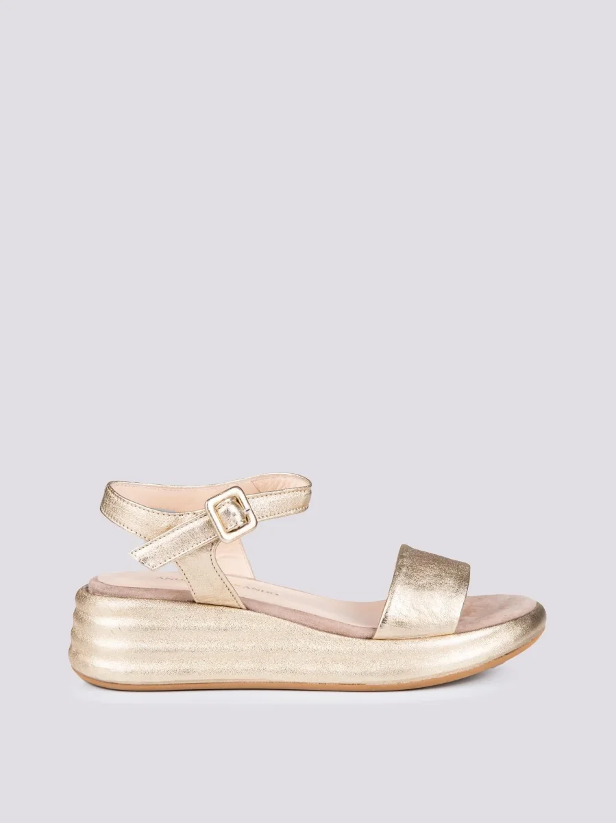 Sandalo zeppa con para in pelle laminata oro