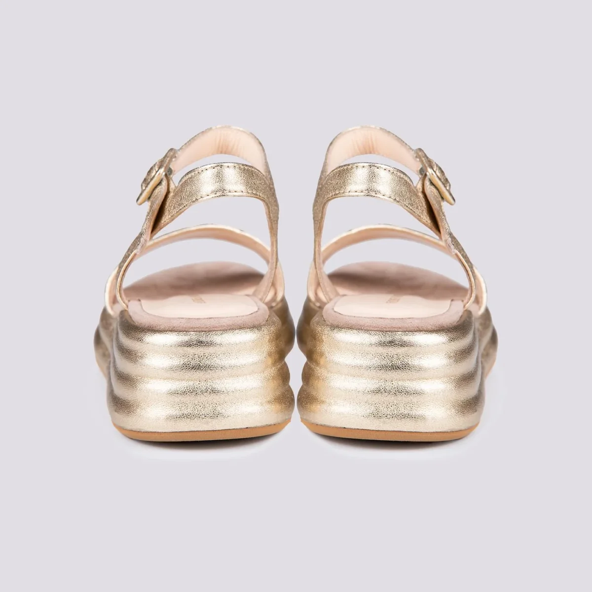 Sandalo zeppa con para in pelle laminata oro - immagine 5