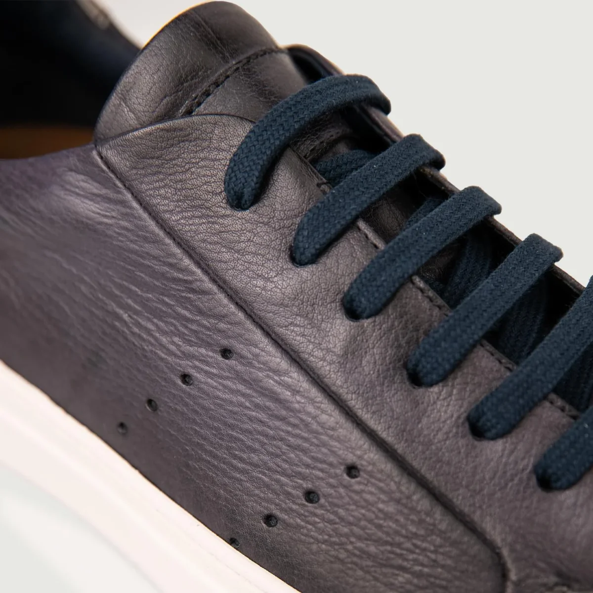 Sneaker con fondo cassetta in pelle blu - immagine 6