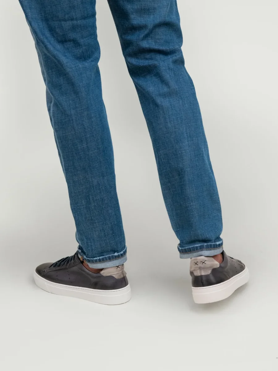 Sneaker con fondo cassetta in pelle blu - immagine 8