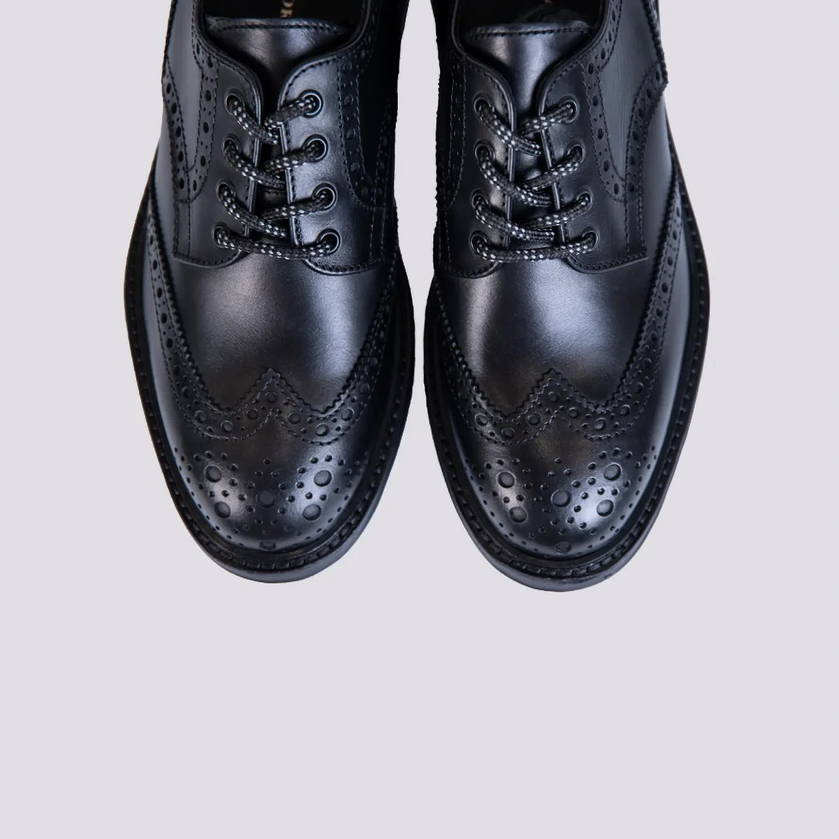 Stringata con laccio sportivo in pelle nera - immagine 5