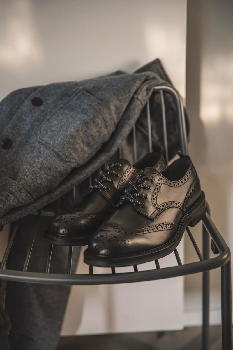 Stringata con laccio sportivo in pelle nera - immagine 6