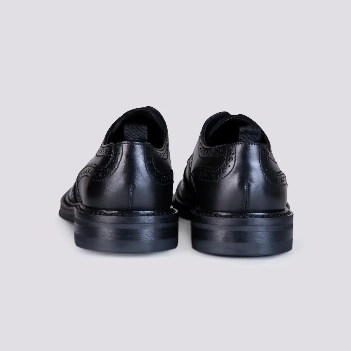 Stringata con laccio sportivo in pelle nera - immagine 4