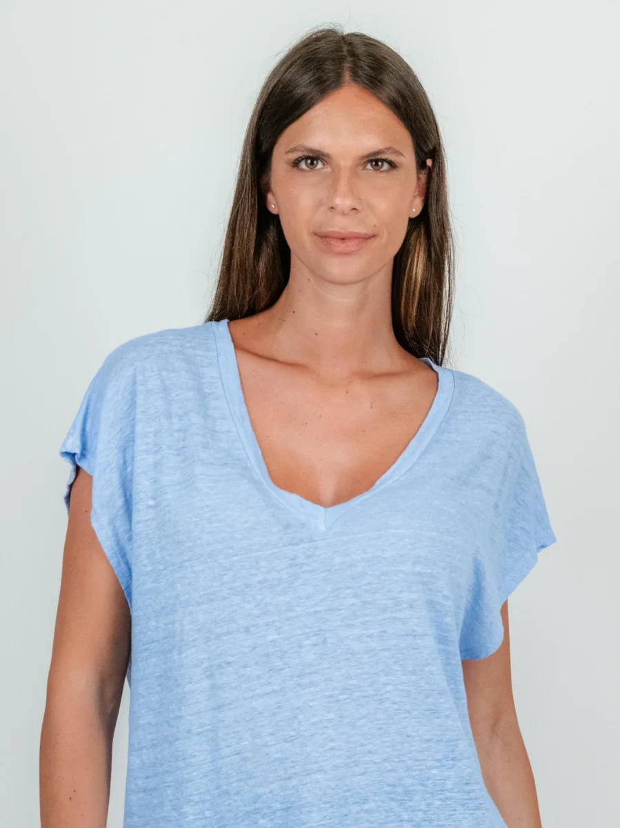 T-SHIRT CON SCOLLO A V IN LINO AZZURRA - immagine 5