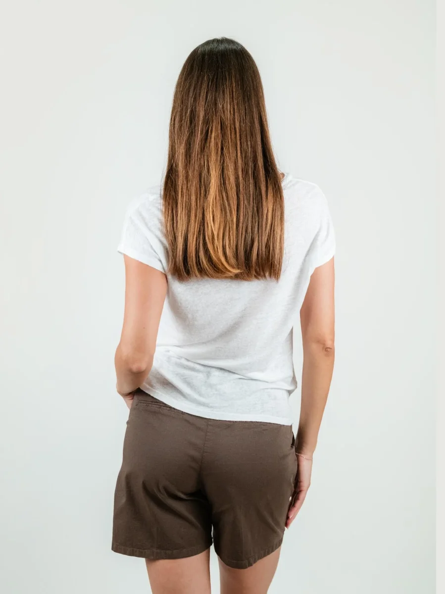 T-SHIRT CON SCOLLO A V IN LINO BIANCA - immagine 4