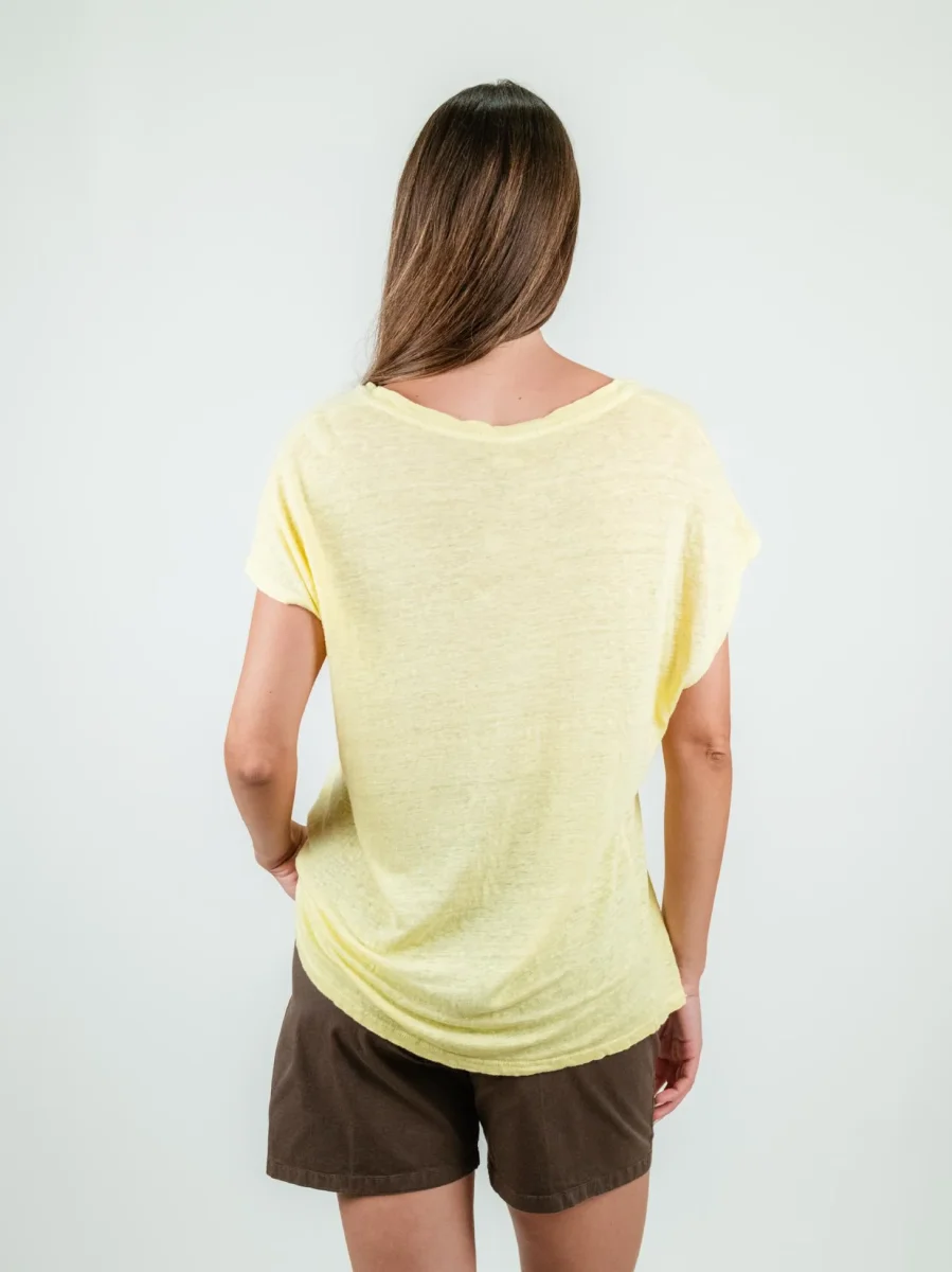 T-SHIRT CON SCOLLO A V IN LINO GIALLO - immagine 5