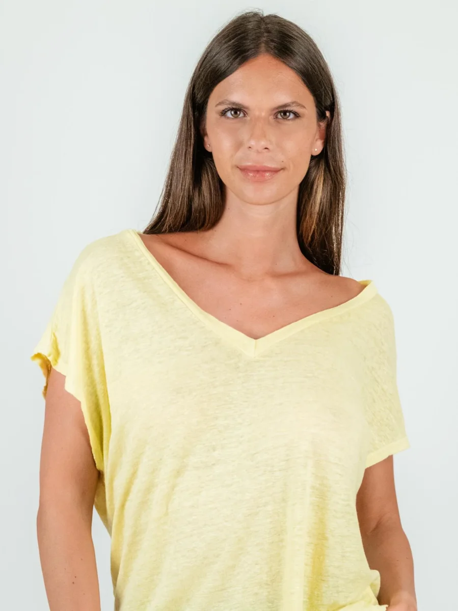 T-SHIRT CON SCOLLO A V IN LINO GIALLO - immagine 3