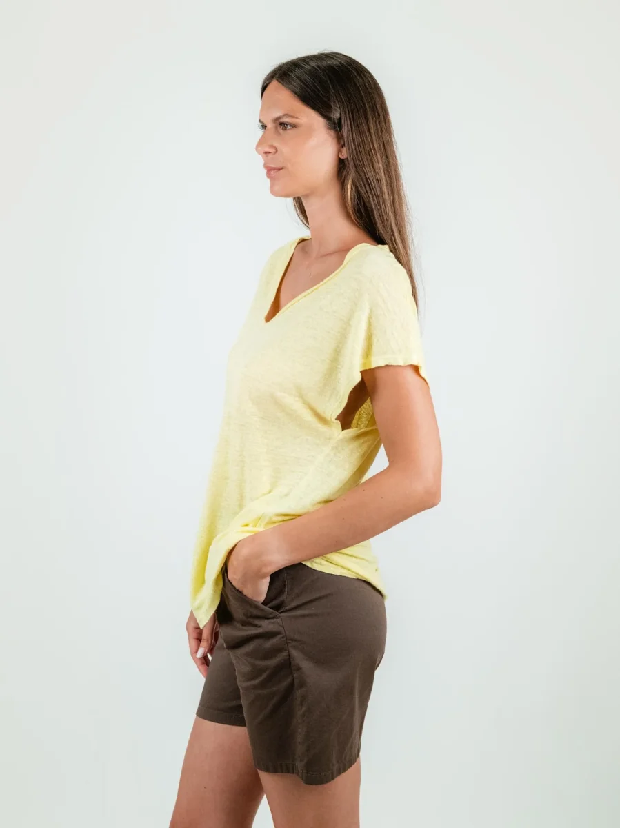 T-SHIRT CON SCOLLO A V IN LINO GIALLO - immagine 4