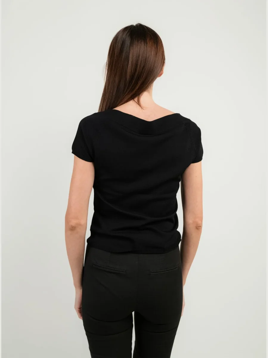 T-SHIRT NERA CON SCOLLO A BARCA - immagine 3