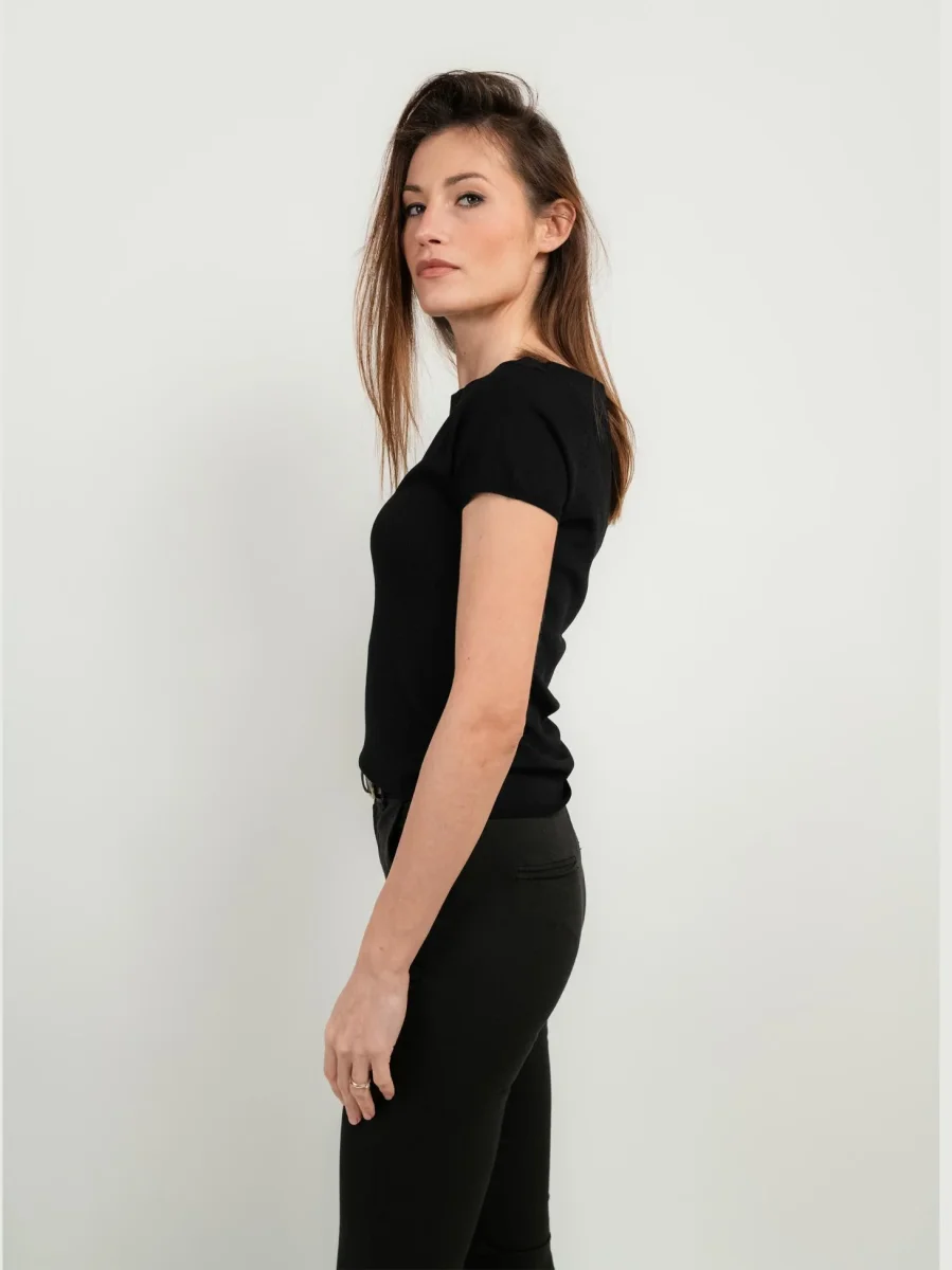 T-SHIRT NERA CON SCOLLO A BARCA - immagine 4