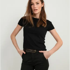 T-SHIRT NERA CON SCOLLO A BARCA