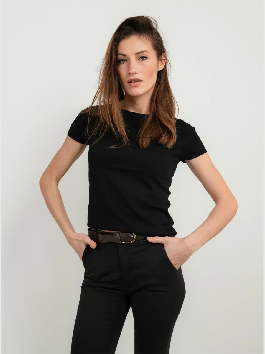 T-SHIRT NERA CON SCOLLO A BARCA