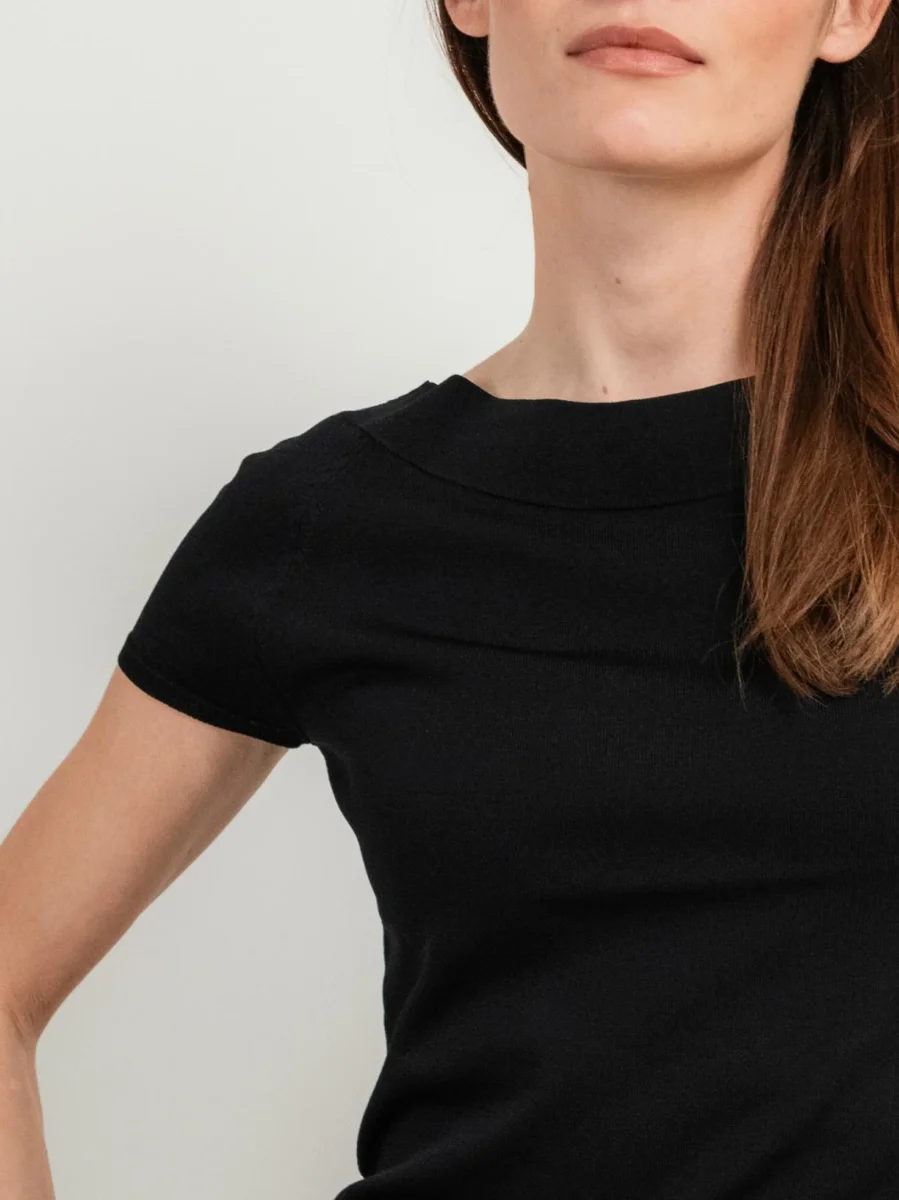 T-SHIRT NERA CON SCOLLO A BARCA - immagine 5