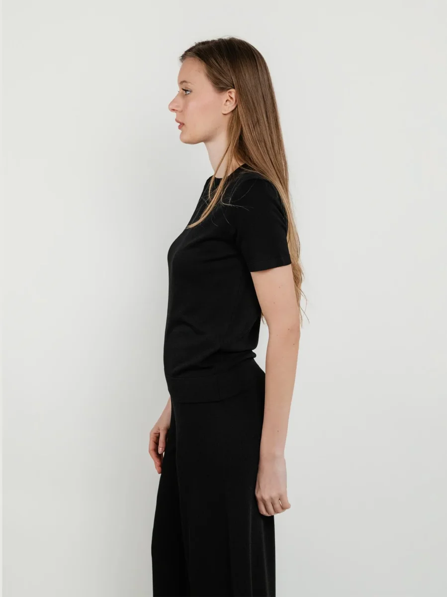 T- shirt nera - immagine 3