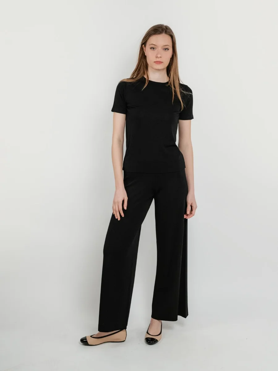 T- shirt nera - immagine 5