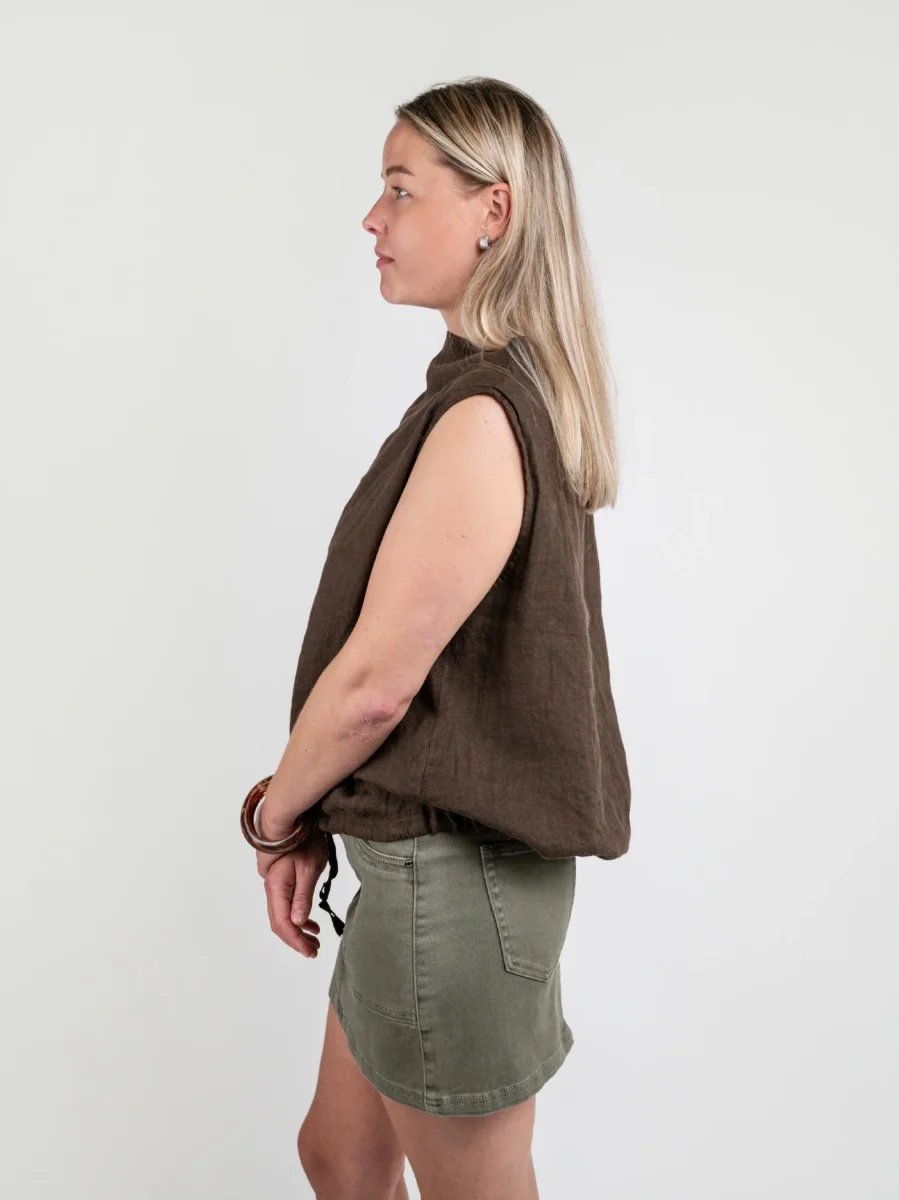 TOP SMANICATO IN LINO MARRONE - immagine 3