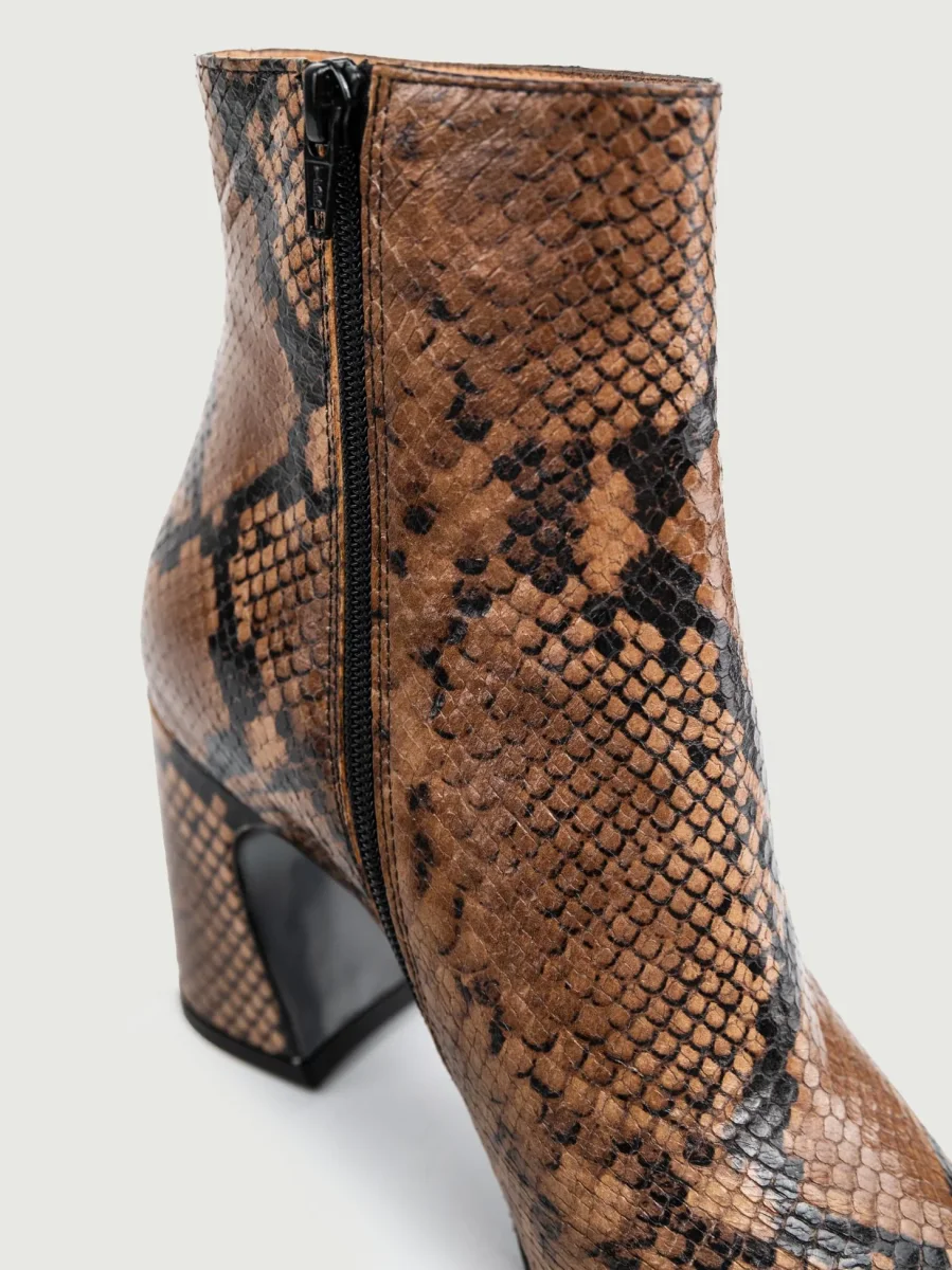 TRONCHETTO A PUNTA CON STAMPA PITONE MARRONE - immagine 6