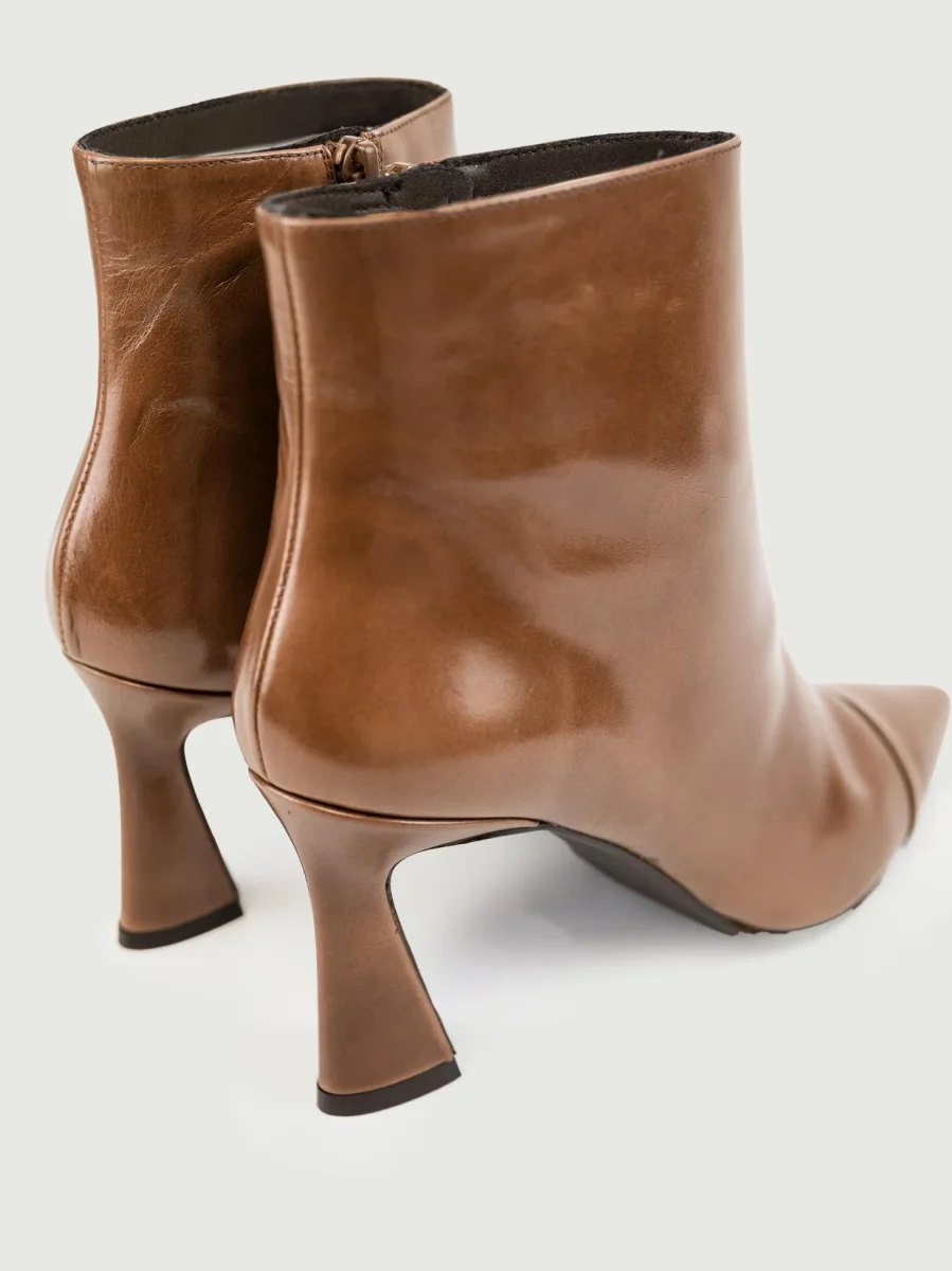 TRONCHETTO A PUNTA IN PELLE CAFFÈ - immagine 6