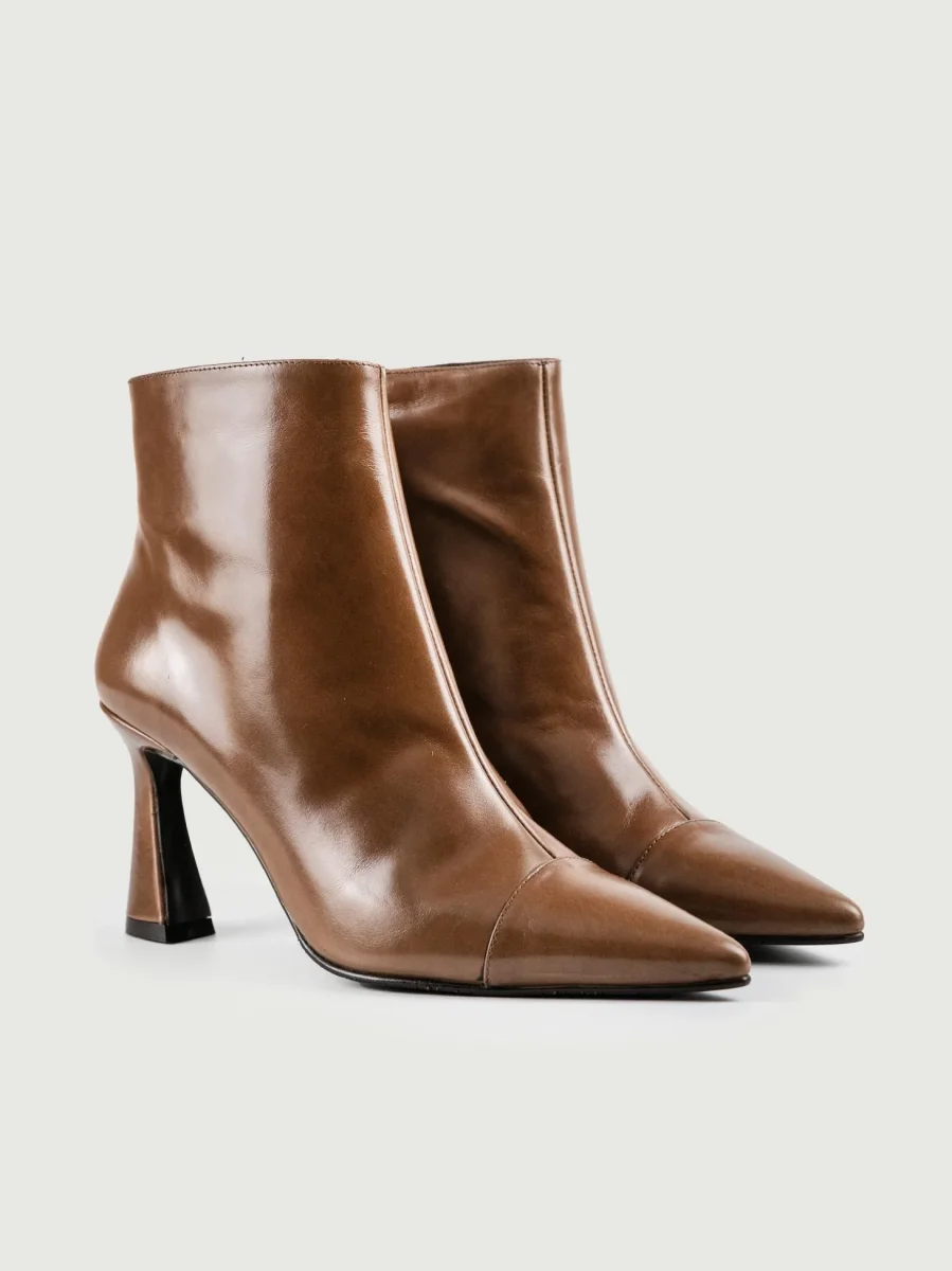 TRONCHETTO A PUNTA IN PELLE CAFFÈ - immagine 3