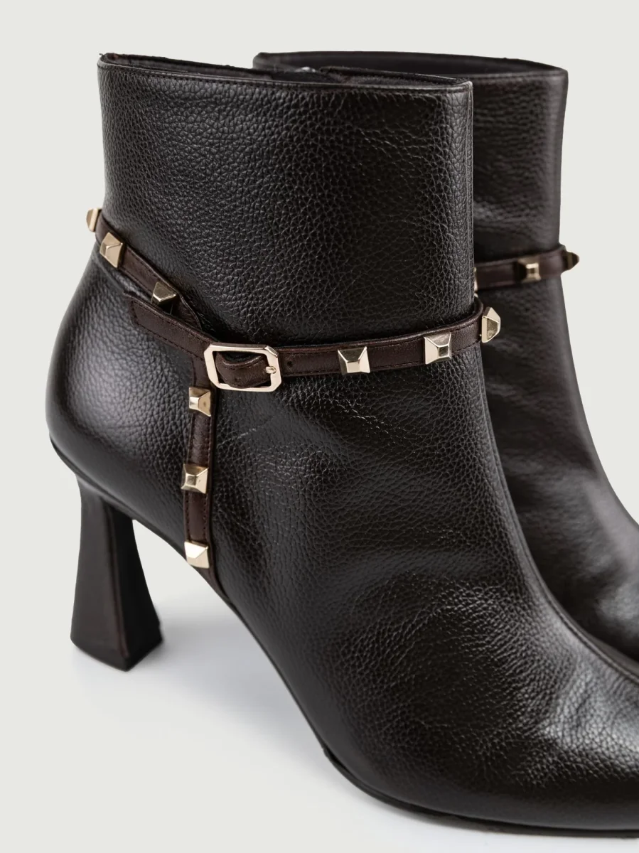 TRONCHETTO IN PELLE CAFFÈ CON BORCHIE - immagine 6