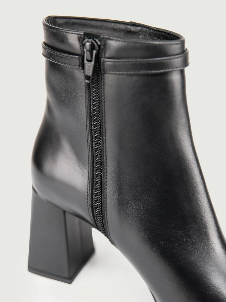 TRONCHETTO IN PELLE NERA - immagine 5