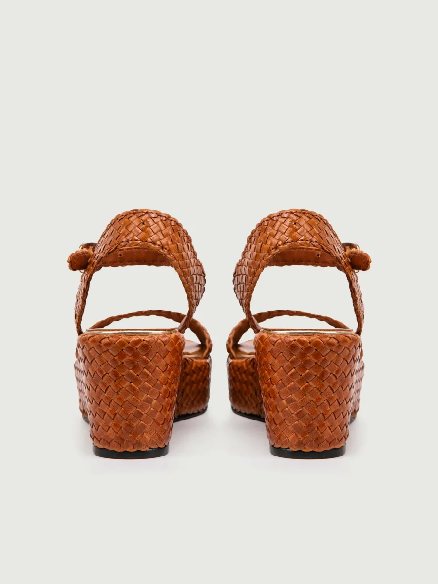 ZEPPA IN PELLE INTRECCIATA COLOR CUOIO - immagine 4