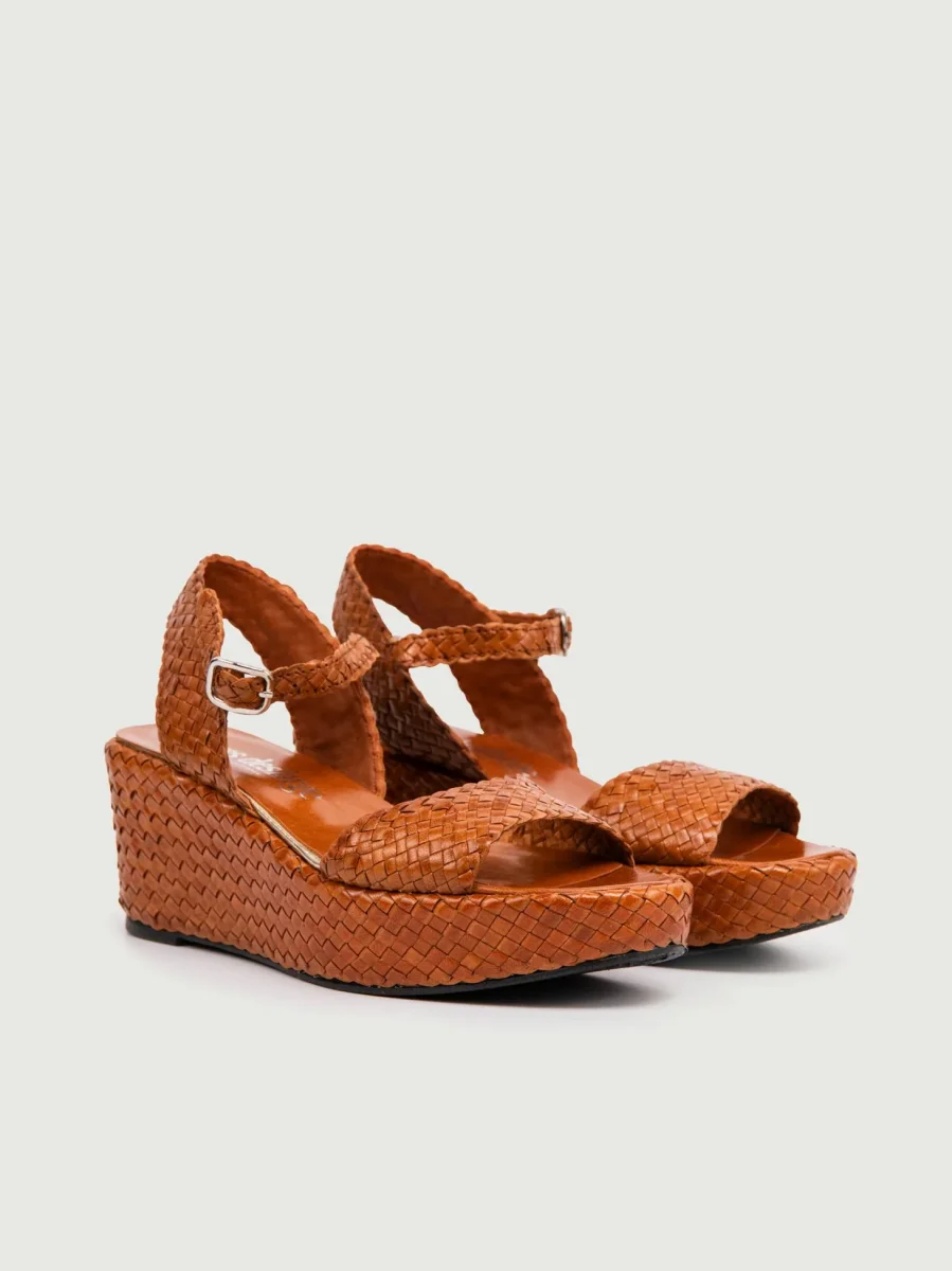 ZEPPA IN PELLE INTRECCIATA COLOR CUOIO - immagine 3