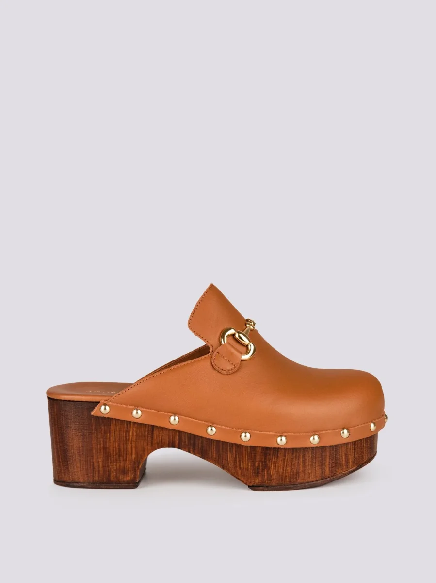 ZOCCOLO IN PELLE CUOIO CON MORSETTO