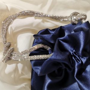 Pochette in Raso con Manico Strass: Eleganza Casual-Chic