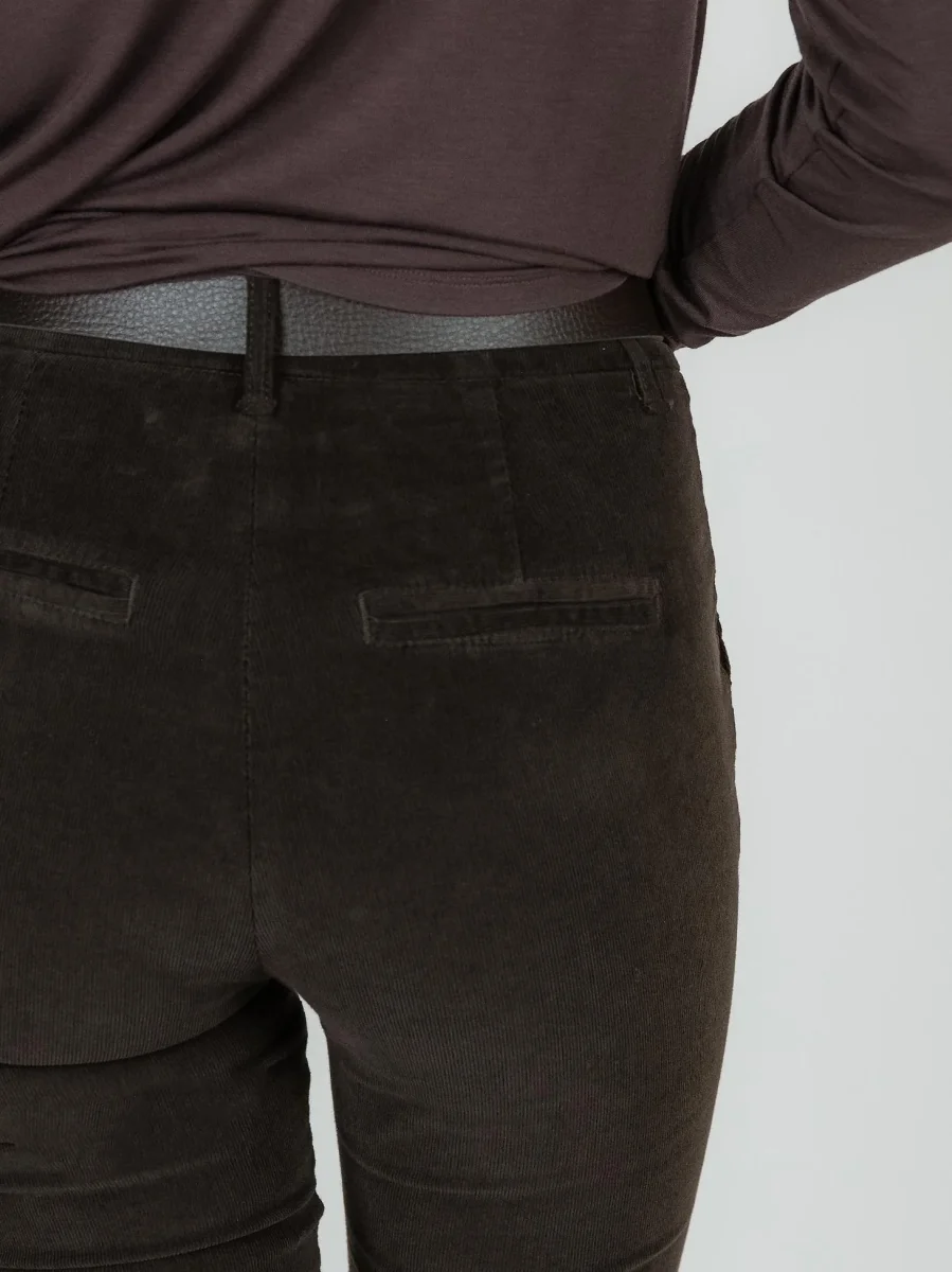 Pantalone a trombetta in velluto color marrone - immagine 6