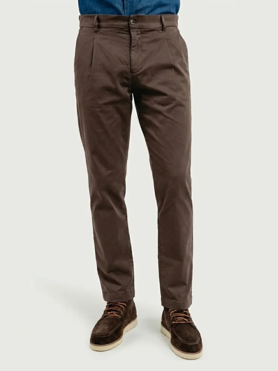 PANTALONE CON PENCES IN COTONE TESTA MORO