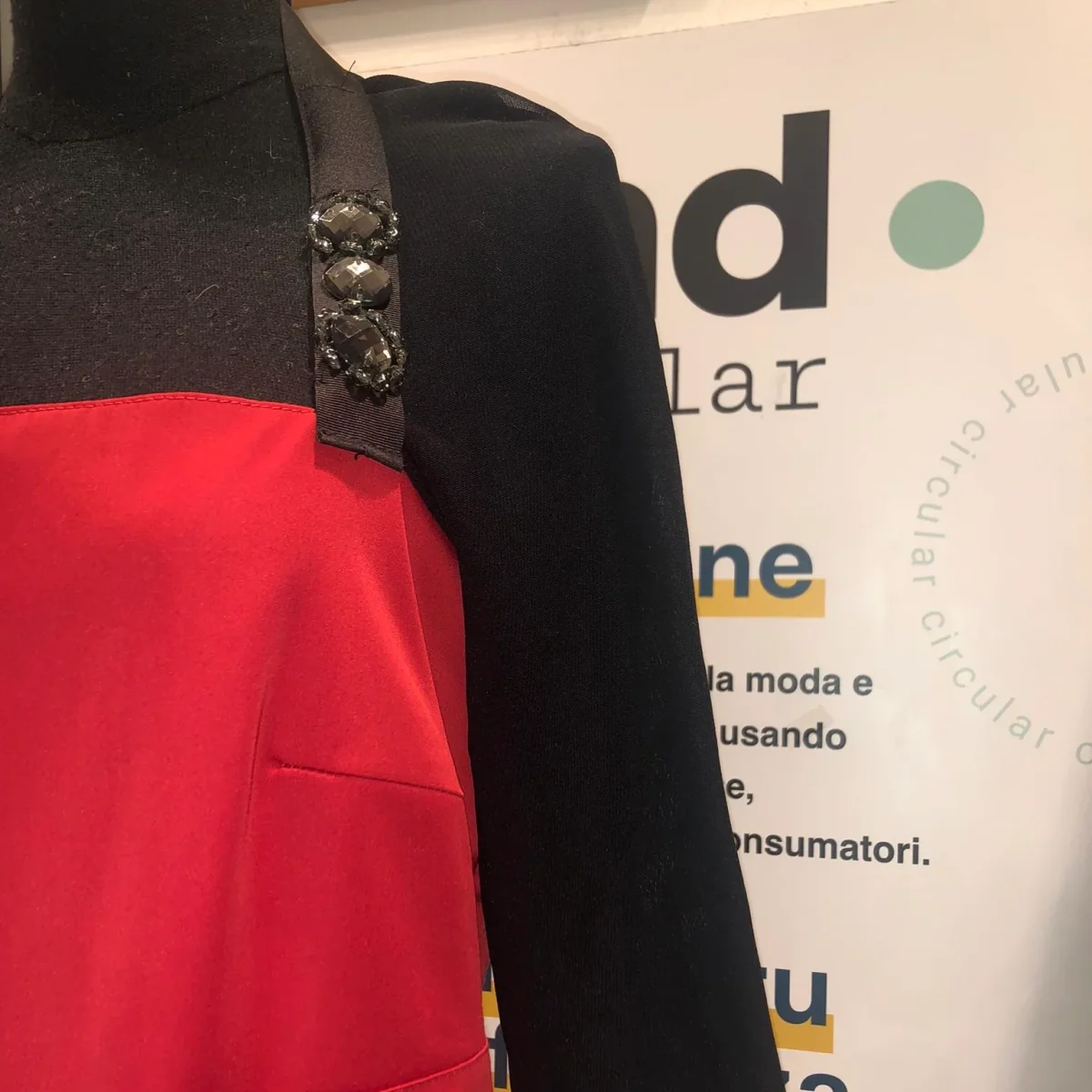 Abito rosso e nero - immagine 5