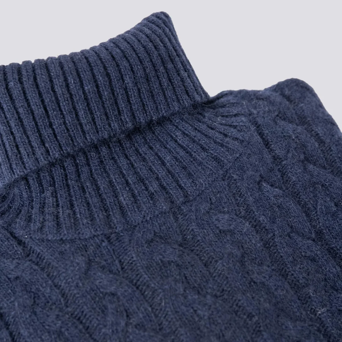 Maglione a collo alto con intreccio in lana blu - immagine 4