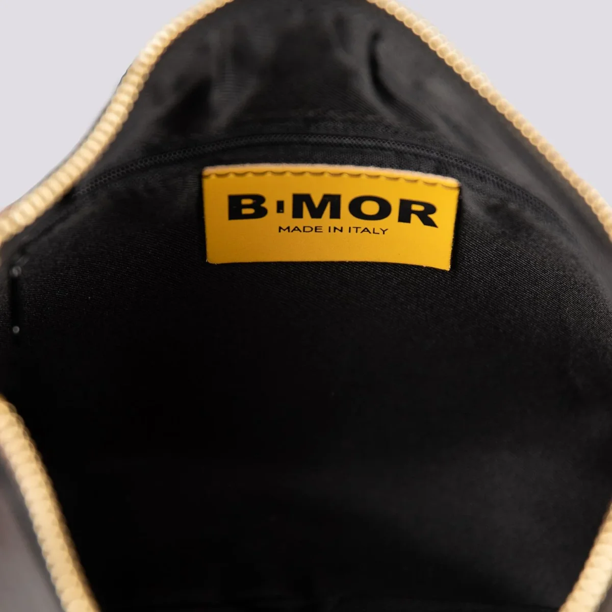 BORSA QUEEN CON CATENA ORO OPACA IN PELLE NERA - immagine 6