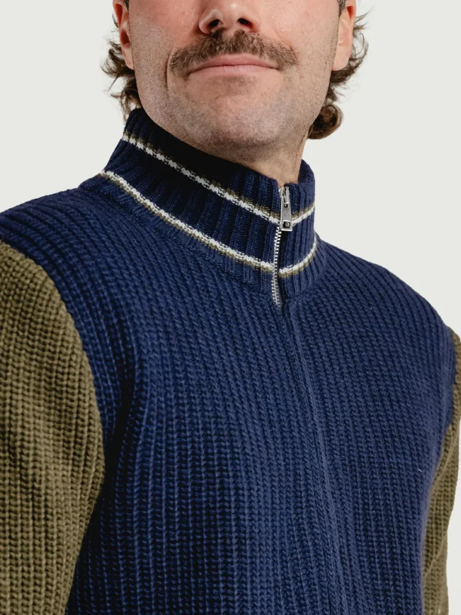 MAGLIONE A COLLO ALTO CON ZIP BLU - immagine 5
