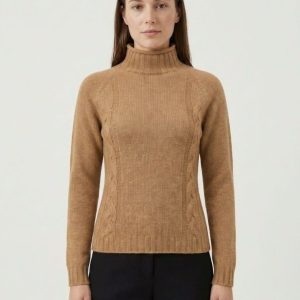 Maglia lupetto in lana biscotto con trecce