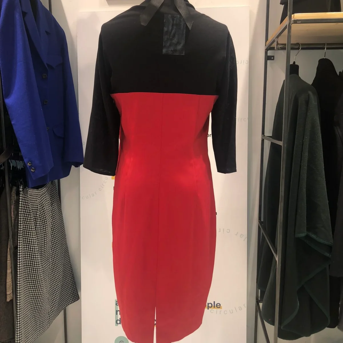 Abito rosso e nero - immagine 6