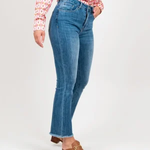 Jeans sfrangiato a trombetta denim medio