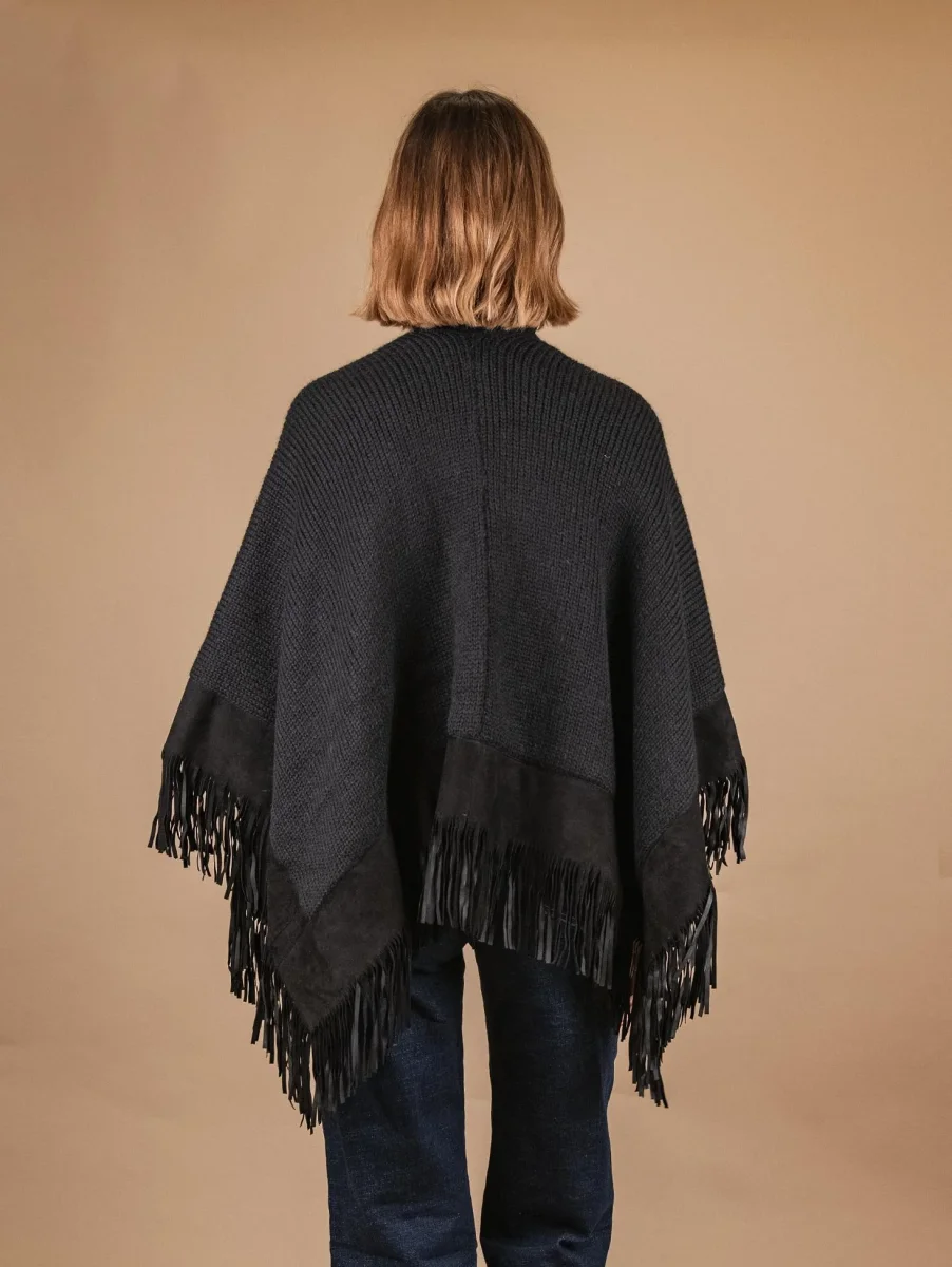 SCIALLE IN LANA CON PROFILI E FRANGE IN CAMOSCIO NERO - immagine 3